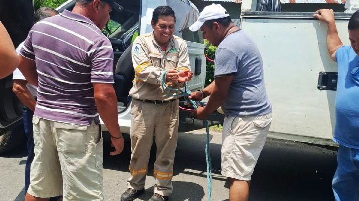 Retienen y amaran a trabajadores de la CFE por falta de luz en Huejutla