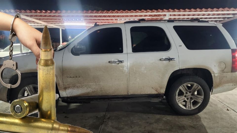La camioneta en la que un hombre viajaba estaba cargada con armas y droga