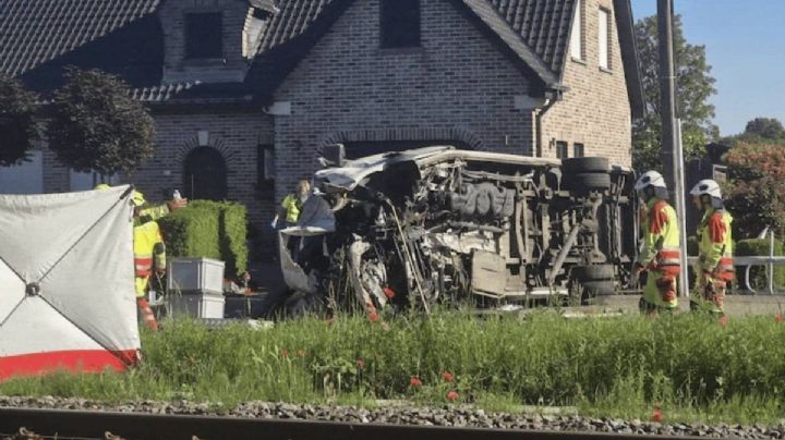 Tren arrolla autobús escolar en Bélgica; hay al menos 4 muertos