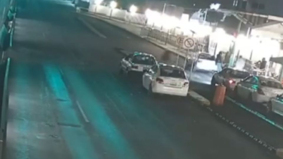 Según la tarjeta informativa de Semot, los reportes preliminares y videos del lugar sugieren que la víctima intentó cruzar sin precaución, mientras el semáforo marcaba luz verde para el transporte.