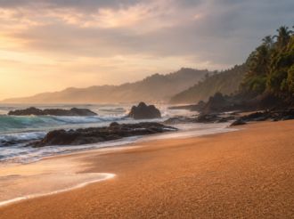 Así es La Llorona, la playa de Michoacán donde la arena llora: cómo llegar