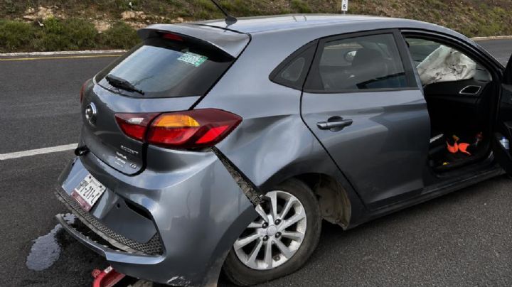 Aparatoso choque por alcance: Auto se incrusta en autobús en la Pachuca-Tulancingo