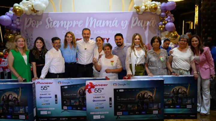 Rinden Adrián de la Garza y Gaby Oyervides homenaje a los adultos mayores de Monterrey