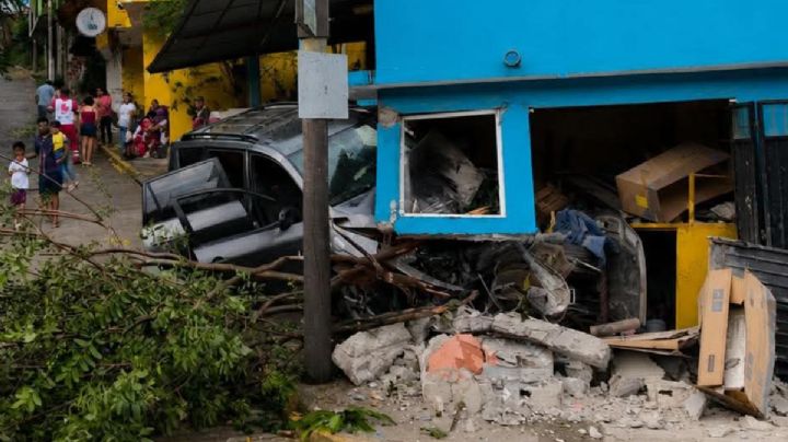 Camioneta se impacta contra comercio en Huejutla; tres personas resultaron lesionadas