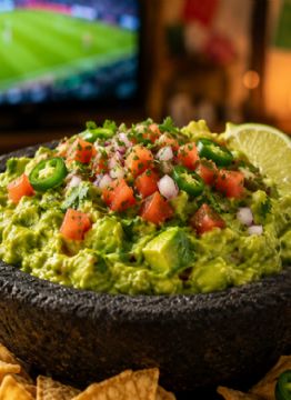Foto descriptiva de: ¿Cómo preparar un guacamole barato y que no se ponga negro? Trucos infalibles