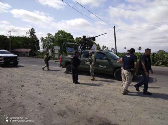 Ataque deja 3 muertos en Aquila; se suma a narcobloqueos en Cotija y Ostula