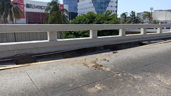 Por hundimiento cierran distribuidor vial frente a Plaza Andamar, en Boca del Río