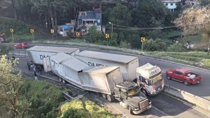 Caos vial en la carretera México-Toluca; tráiler se parte en Cuajimalpa