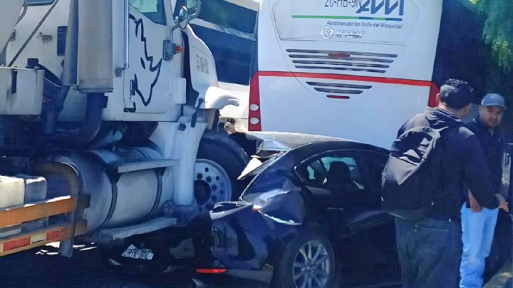 Revolvedora de concreto impacta a vehículo en inmediaciones de la México-Pachuca