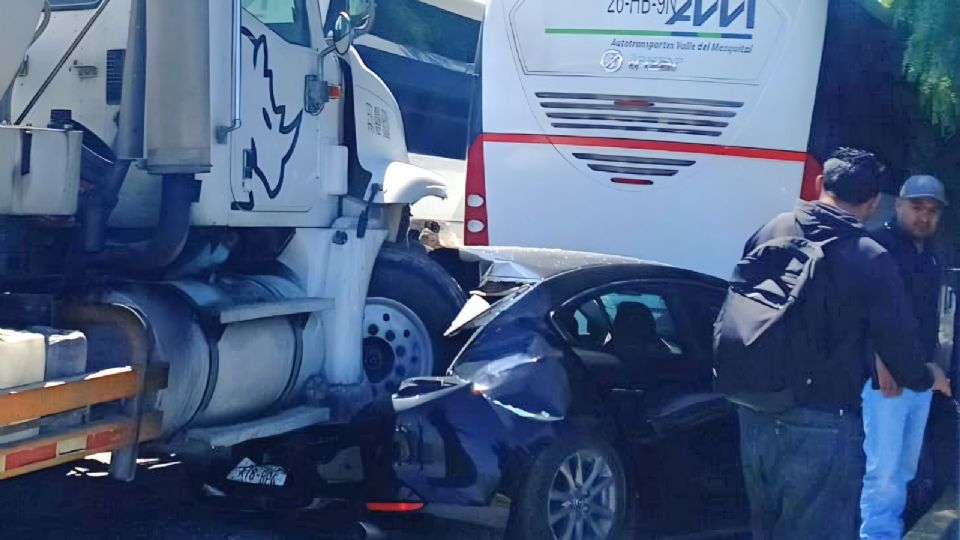 Aunque hasta el momento no se ha emitido un informe oficial sobre el número de personas lesionadas, las autoridades exhortaron a los automovilistas a extremar precauciones ante la presencia de tráfico lento y posibles cierres parciales.