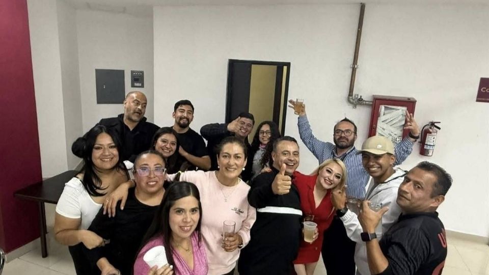 Manuel García Guzmán sostiene una botella de alcohol y anima a los asistentes a acercarse