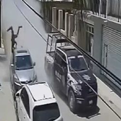 Patrulla les tira la carrocería y terminan motociclistas impactados contra auto
