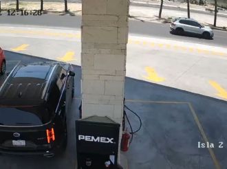 Jóvenes piden tanque lleno en gasolinería y se dan a la fuga; los atrapan con videos del c4