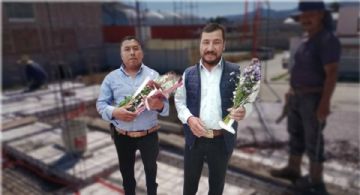 “Con nuestras manos levantamos ciudades”: albañil celebra el Día de la Santa Cruz