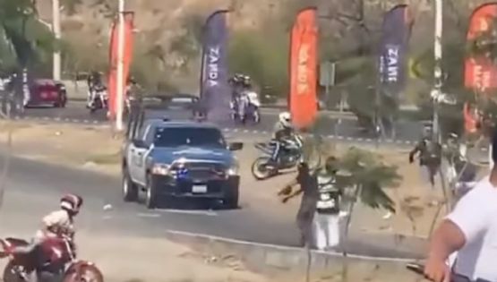 VIDEO: Más de 100 motociclistas acorralan a policías de León y los corren a pedradas