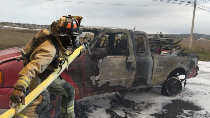 Emergencia en plena autopista México-Pachuca: se incendia camioneta | FOTOS