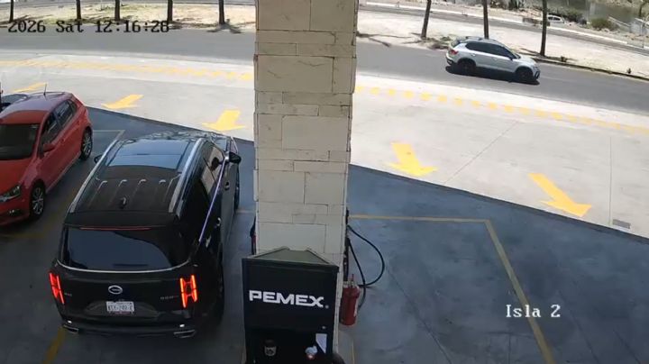 Jóvenes piden tanque lleno en gasolinería y se dan a la fuga; los atrapan con videos del c4
