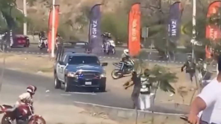 VIDEO: Más de 100 motociclistas acorralan a policías de León y los corren a pedradas
