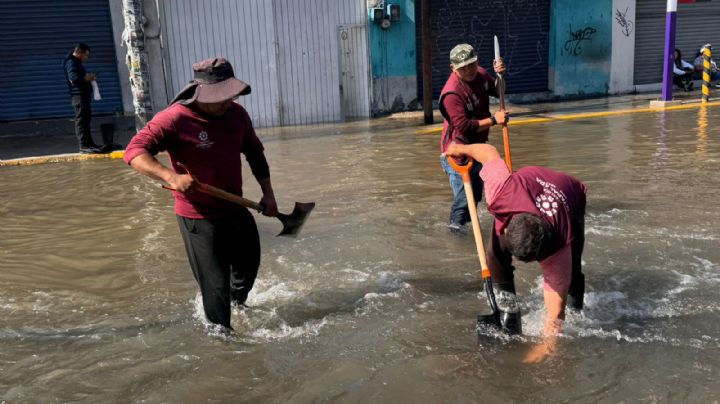 Nueva megafuga de agua en Iztapalapa afecta casas y negocios