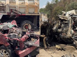 Camión de carga vuelca y aplasta a auto en Naucalpan
