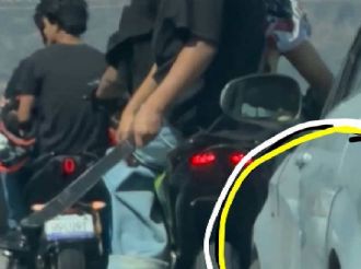 Uno de los motociclistas estaba tirando machetazos a los coches