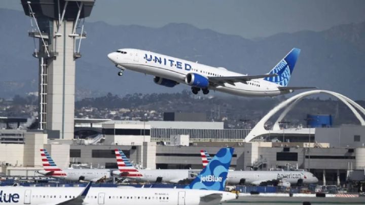 Avión de United Airlines aterriza de emergencia tras accidente en EU