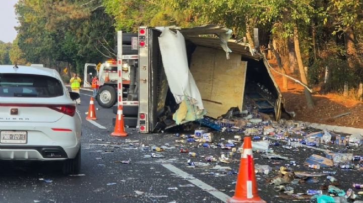 Tráiler vuelca en la Autopista México-Cuernavaca; reportan un lesionado