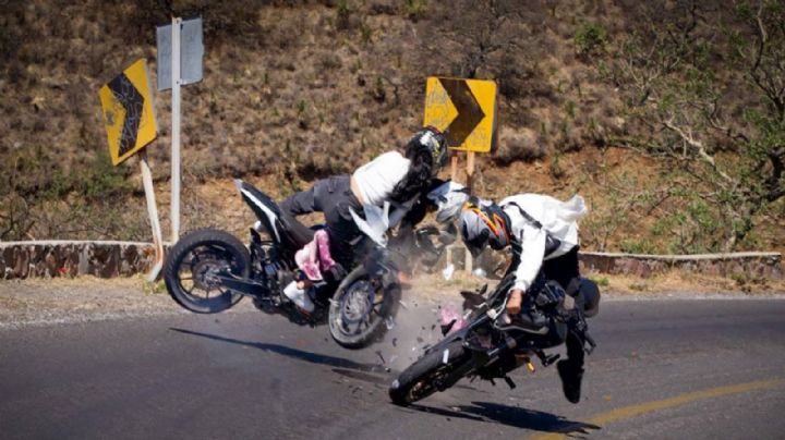 Fuerte accidente de una pareja de motociclistas al invadir el carril contrario en Sierra de Lobos