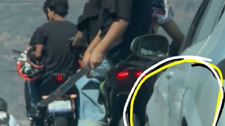 Uno de los motociclistas estaba tirando machetazos a los coches