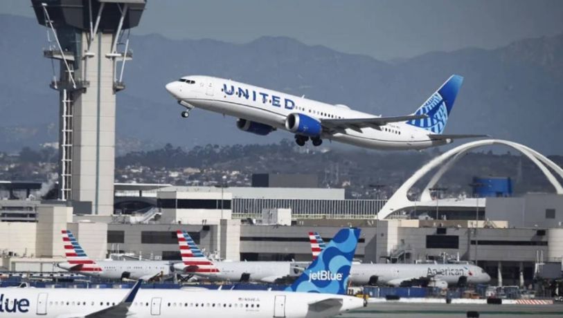 Avión de United Airlines aterriza de emergencia tras accidente en EU