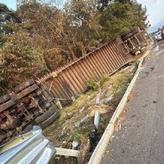 Volcadura de tráiler provoca caos vial en la autopista México-Puebla