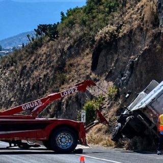 Unidad de carga se accidenta dirección a Actopan; provoca tráfico