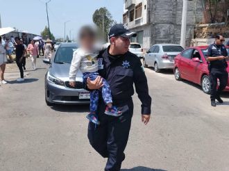 Madre abandona a niño en auto bajo el sol por boletos de "El Buki"