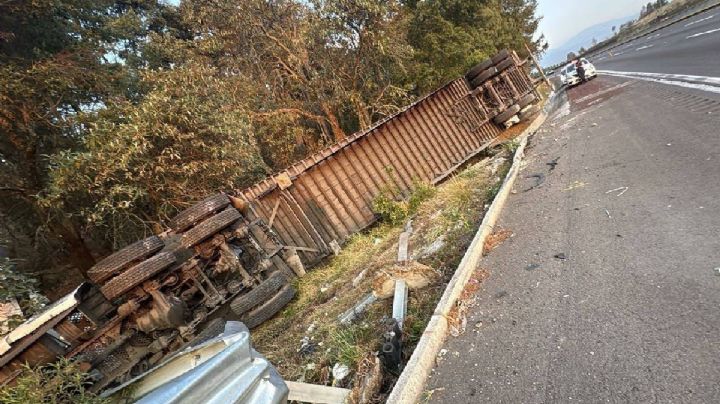 Volcadura de tráiler provoca caos vial en la autopista México-Puebla