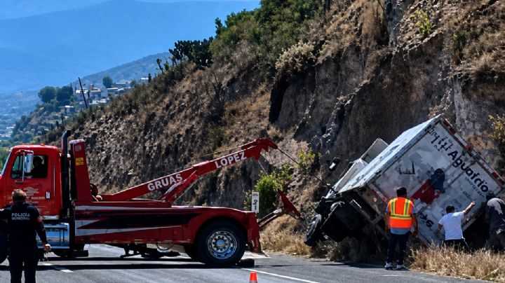 ¡Toma precauciones! Maniobras con grúas provocan filas en dirección a Actopan