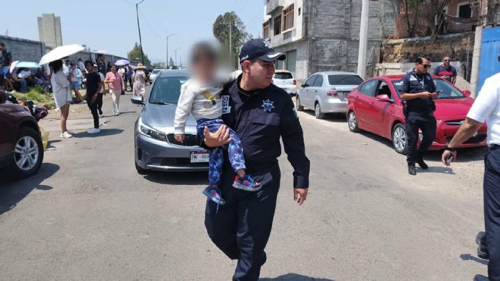 Por boletos de "El Buki", deja a su hijo en auto bajo el sol; lo rescatan en Morelia