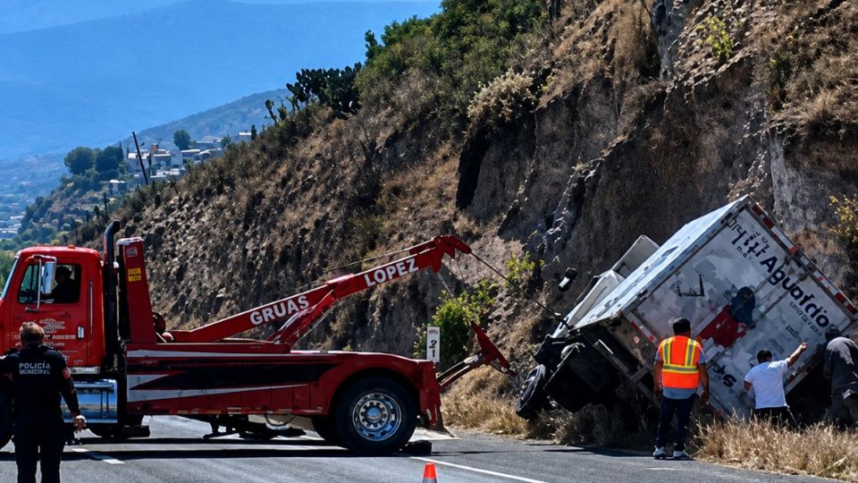 El incidente obligó al despliegue de cuerpos de emergencia y grúas para retirar la pesada unidad. Afortunadamente, no se reportan personas lesionadas.