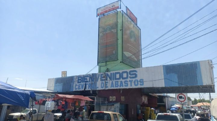 Hallan a hombre sin vida en camellón cerca de la Central de Abastos