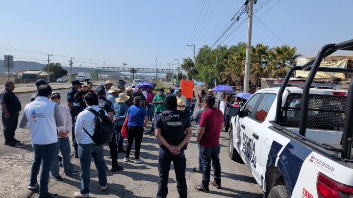 Habitantes de Epazoyucan exigen clausura de canal sanitario