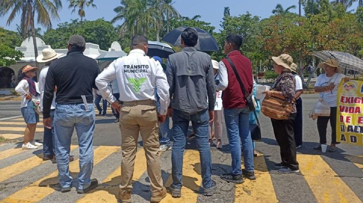 Maestros jubilados bloquean calle del centro de Veracruz hoy 7 de mayo; exigen pagos de seguros