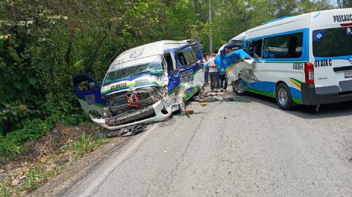 Impactante colisión frontal entre unidades de transporte público en la ruta Atlapexco