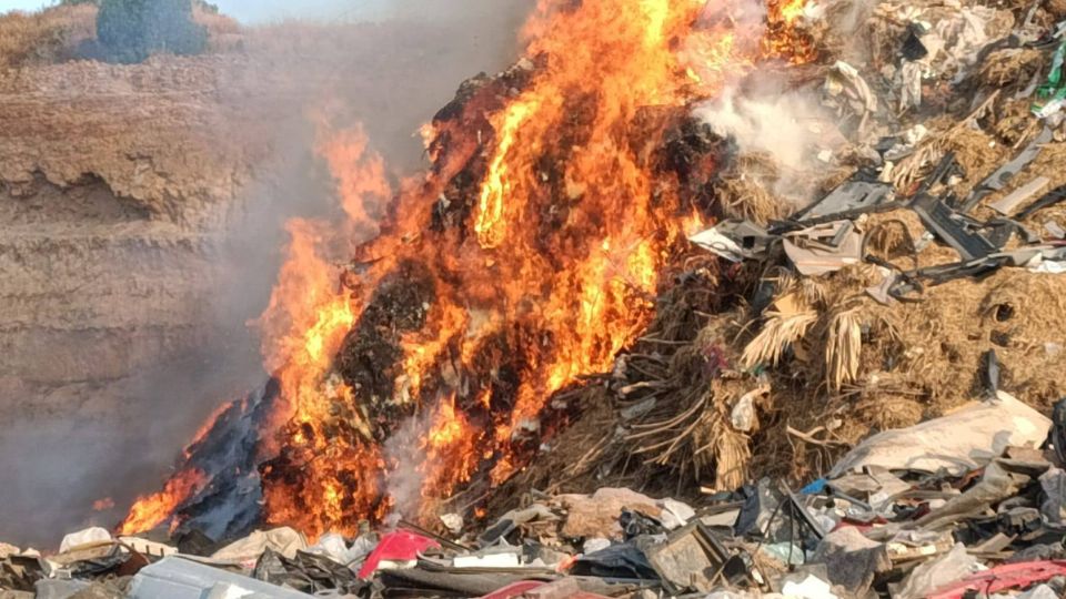 Aunque no se reportan lesionados, las autoridades trabajan a contrarreloj para evitar que el fuego se extienda a zonas habitadas, manteniendo vigilancia permanente ante posibles reactivaciones del siniestro.