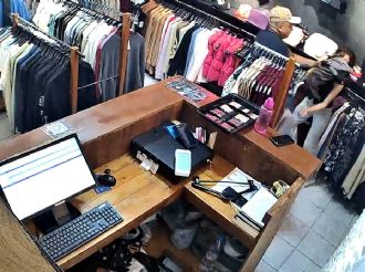 VIDEO: Delincuente finge comprar ropa y termina asaltando tienda en Ecatepec