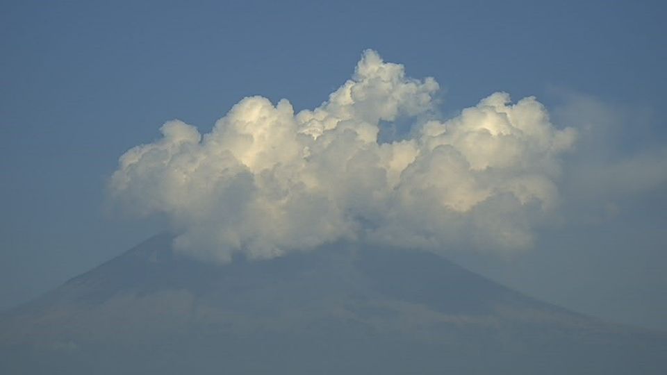 El Popocatépetl mantiene actividad constante con emisiones de vapor de agua y gases.
