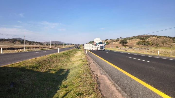 Cierran la carretera México-Tuxpan tras volcadura de tractocamión