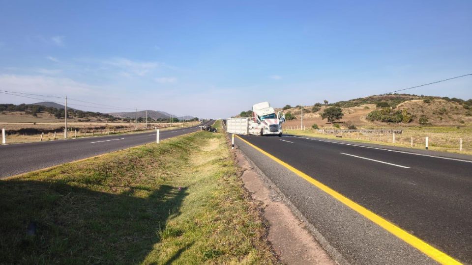 El accidente movilizó a la Guardia Nacional, Bomberos y Protección Civil, quienes cerraron la circulación ante el riesgo inminente de una fuga de combustible, hasta el momento, las autoridades no reportan personas lesionadas ni escapes de gas confirmados.