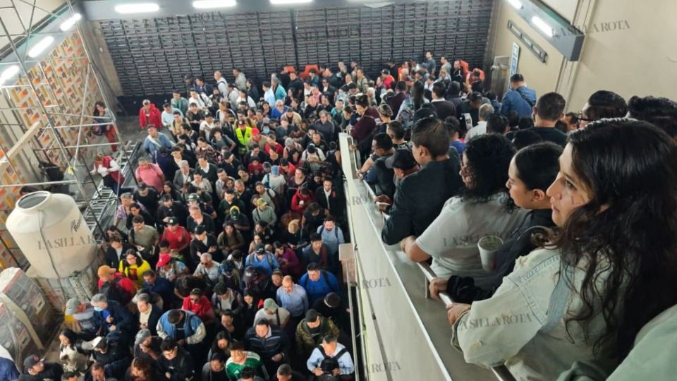 Miles de usuarios de la Línea 2 del Metro sufrieron retrasos para llegar a sus destinos, debido a la suspensión de servicio en las estaciones Viaducto, Chabacano y San Antonio Abad