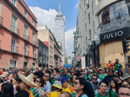 Larga filas para intentar entrar al Fan Fest en el Zócalo de la CDMX