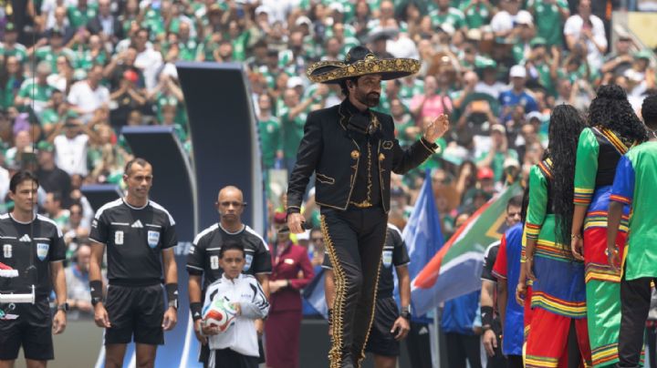 Alejandro Fernández interpreta el Himno Nacional en la inauguración del Mundial