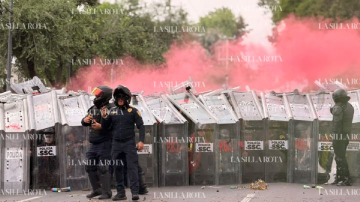 Estadio Azteca: policías bloquean a madres buscadoras y chocan con encapuchados del Bloque negro